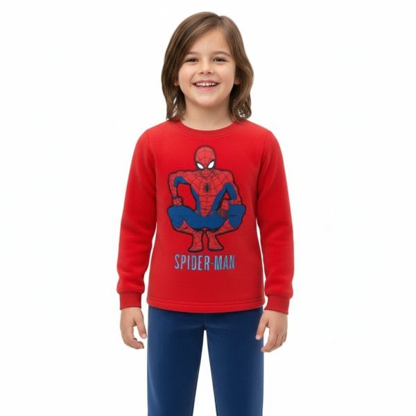 Niña con sudadera roja de Spider-Man y pantalones azules sonriendo.
