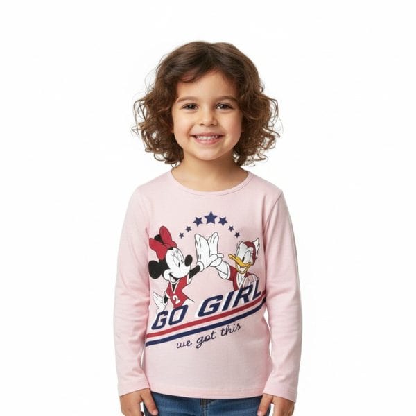 Niña sonriendo con camiseta rosa de Minnie y Daisy de Disney en fondo blanco.