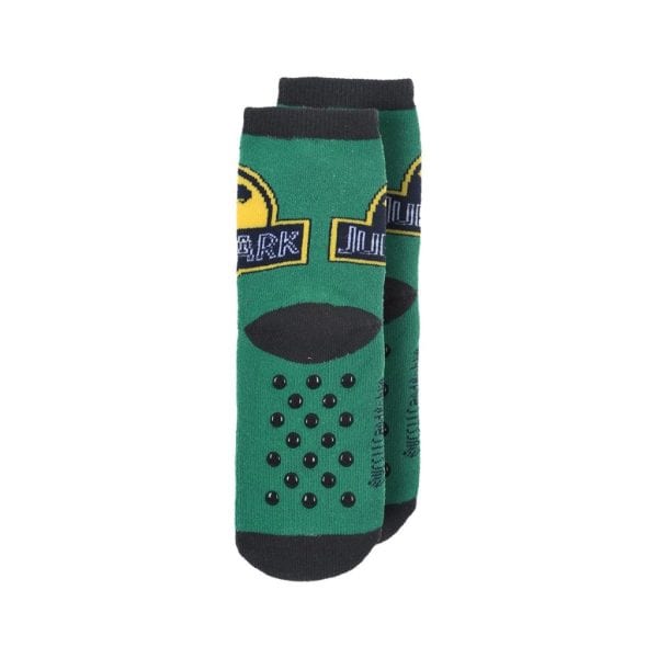 Calcetines verdes con diseño de dinosaurio y letras en la parte superior.