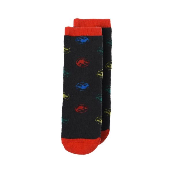 Calcetines negros con logotipos de colores y detalles en rojo.