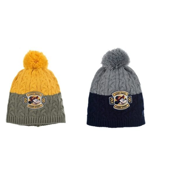 Gorros de lana con pompones y logotipo de Ropa La Giralda en colores amarillo y gris.