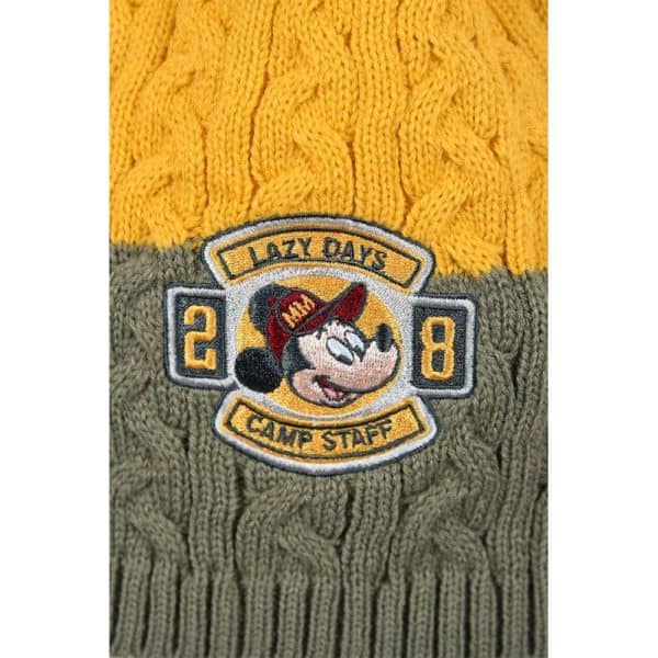 Gorro de punto con bordado de Mickey Mouse y texto de campamento en español.