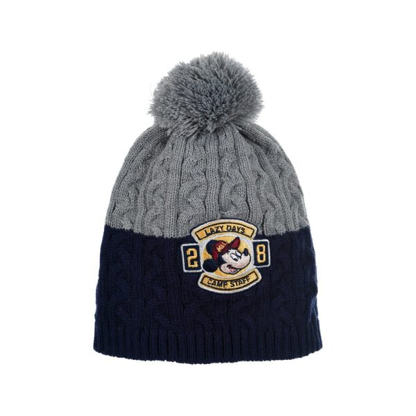 Gorro de lana gris y azul con parche de diseño y pompón en la parte superior.