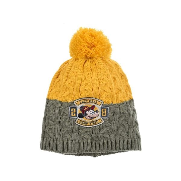 Gorro de lana amarillo y gris con parche de campamento y pompón.