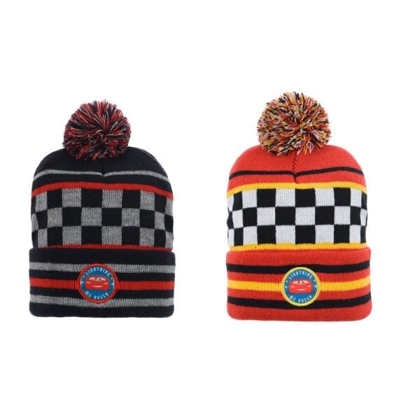 Gorros de lana con diseño de cuadros y pompones en colores rojo, negro y gris.