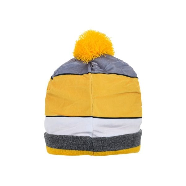 Gorro de invierno con rayas en gris, amarillo, blanco y un pompón amarillo.
