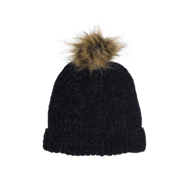 Gorro de invierno negro con pompón de peluche en la parte superior.