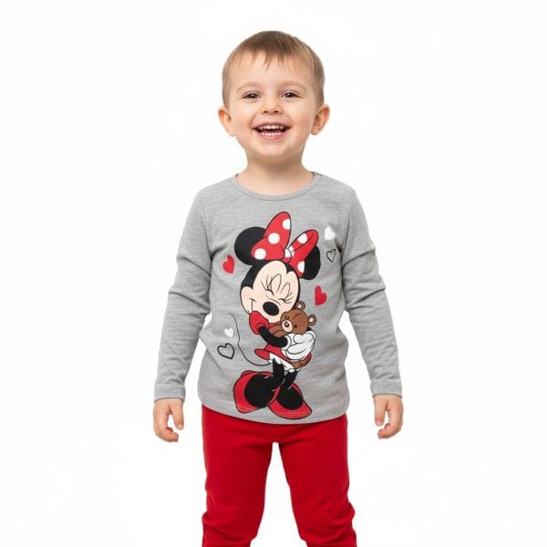 Niño feliz con sudadera de Minnie Mouse y pantalones rojos en Ropa La Giralda.