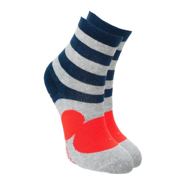 Calcetines con rayas azules y gris y corazón rojo en la parte inferior.