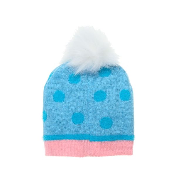 Gorro de lana azul con puntos y pompón blanco de peluche.