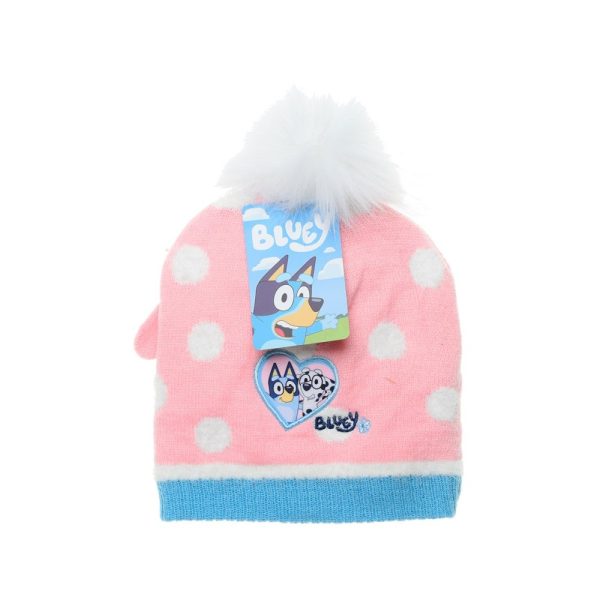 Gorro de lana rosa con puntos blancos y pompón blanco de peluche.