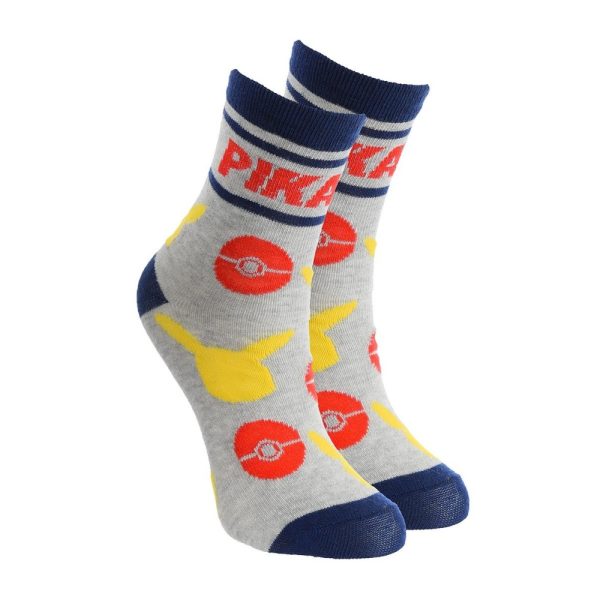 Calcetines deportivos con Pikachu y Poké Balls en color gris y azul.