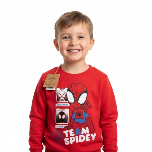 Niño con sudadera de Spider-Man y personajes Marvel en tienda Ropa La Giralda.