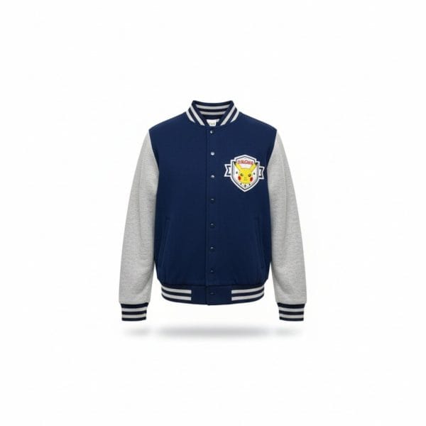Chaqueta deportiva con parche de Pikachu en el pecho y mangas grises.