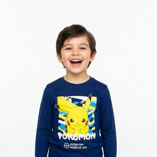 Niño con camiseta de Pikachu de Pokémon en fondo blanco.