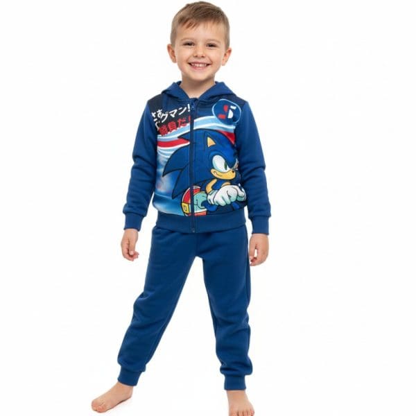 Niño con ropa de Sonic the Hedgehog en fondo blanco.