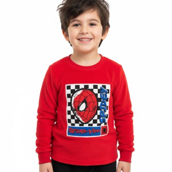 Niño con sudadera roja de Spider-Man en fondo blanco.