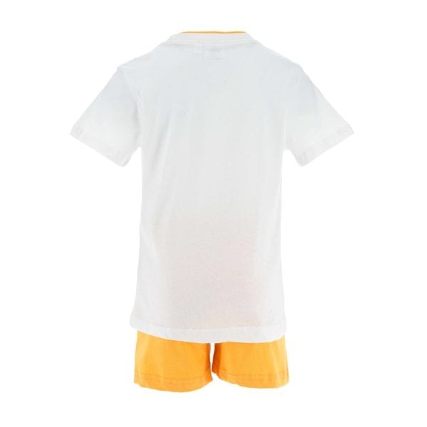 Conjunto de ropa infantil con camiseta blanca y pantalones cortos amarillos.
