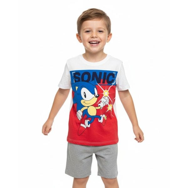 Niño con camiseta de Sonic y pantalones cortos grises sonriendo.
