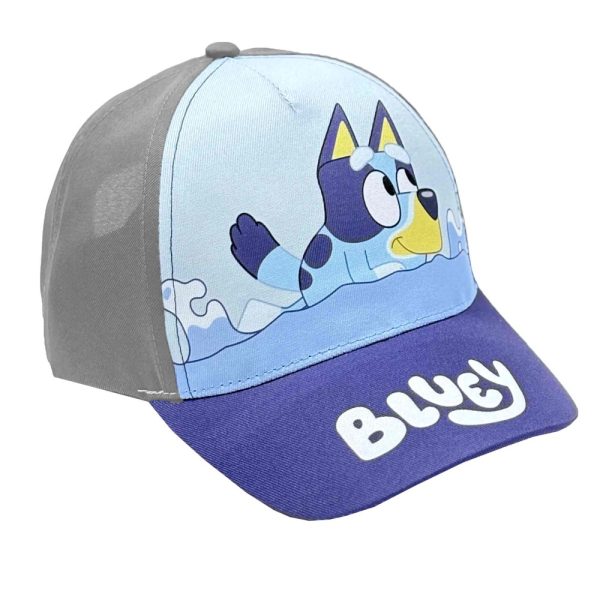 Gorra infantil de la serie Bluey con diseño de Bluey en la playa.