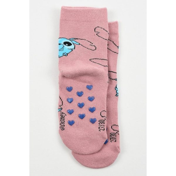Medias rosas con diseño de mariposas y corazones en azul y morado.