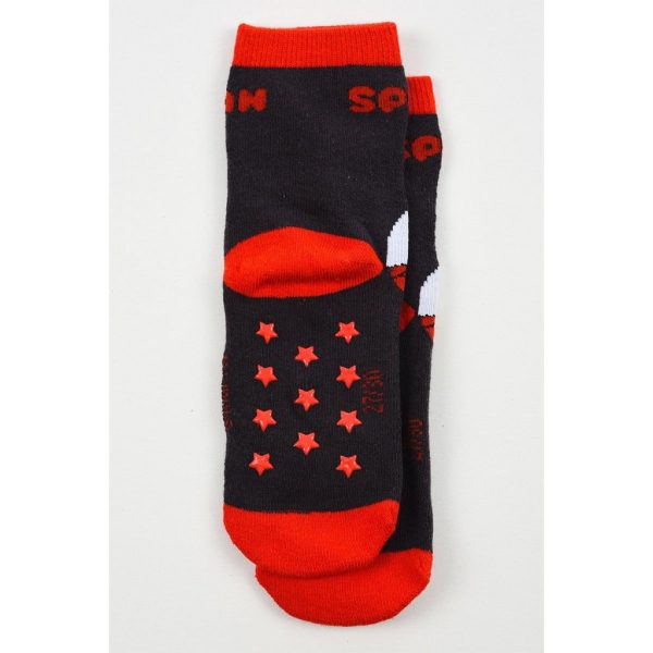 Calcetines deportivos negros y rojos con estrellas y letras para niños.