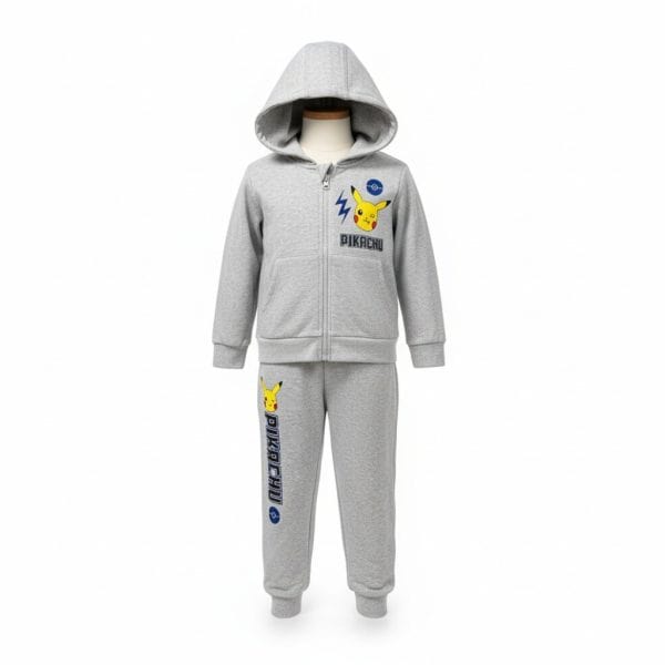 Conjunto de ropa deportiva infantil Pikachu en gris con capucha y pantalones.