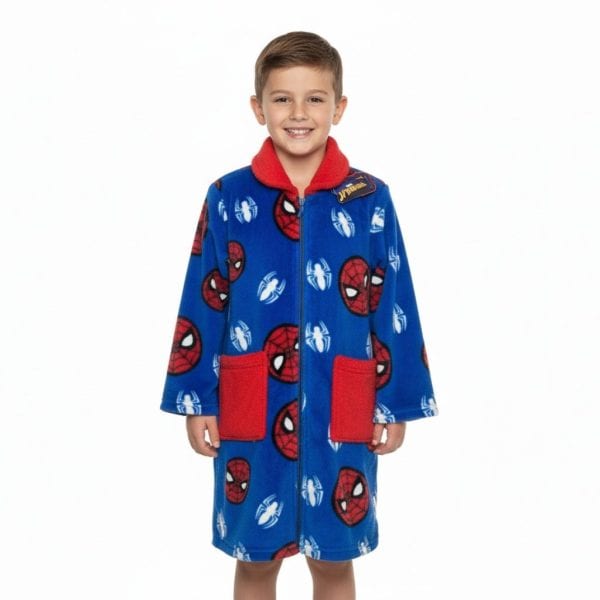 Niño con bata de Spiderman en color azul con bolsillos rojos.