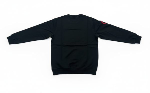Sudadera negra con logotipo de Ropa La Giralda en la parte superior izquierda.