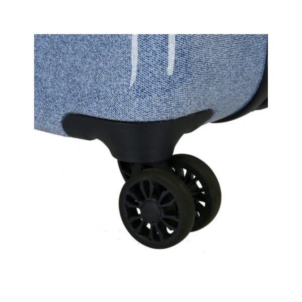 Rueda de silla de paseo con estructura negra y tela azul claro.