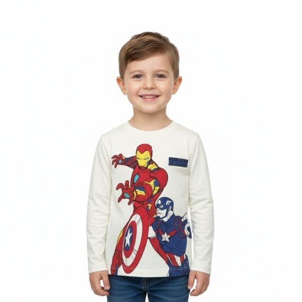 Niño con camiseta de superhéroes Marvel, Iron Man y Capitán América, en fondo blanco.