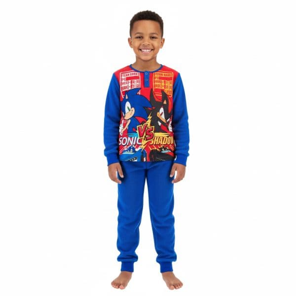 Niño sonriendo con pijama de Sonic y Shadow en fondo blanco.