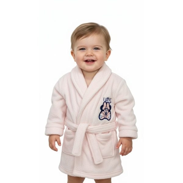 Bebé con bata de felpa rosa con bordado y lazo en la cintura.