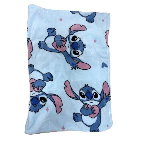 Manta de bebé con diseño de personajes de Lilo y Stitch en tonos azules y rosas.