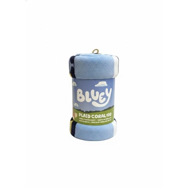 Manta de playa azul con diseño de nubes y texto "Bluey".