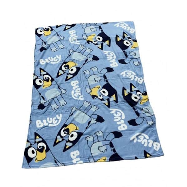 Manta de playa con diseño de perros y la palabra 'Bluey' en azul y amarillo.