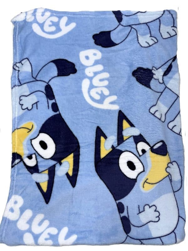 Manta de felpa con diseño de perros y palabras en español.