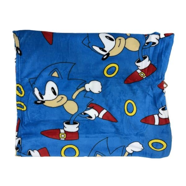 Frazada de Sonic la película en color azul con detalles de personajes y anillos dorados.