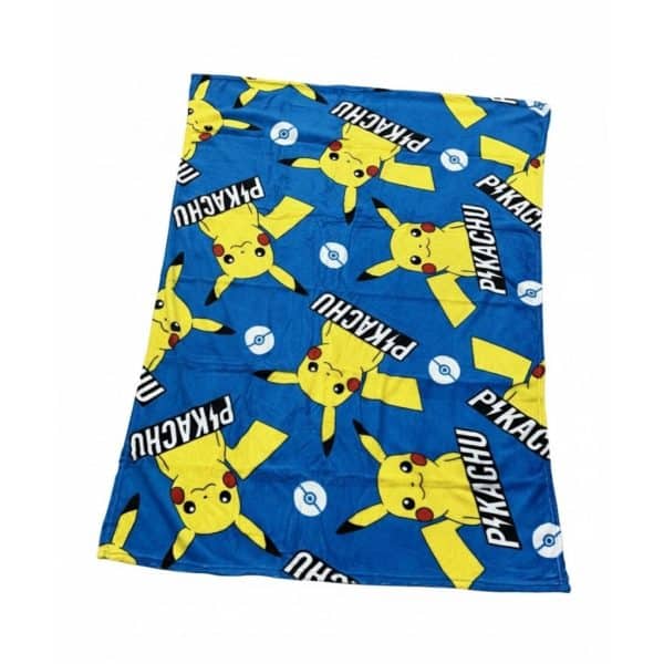 Manta de playa con diseño de Pikachu y Pokéball en azul y amarillo.