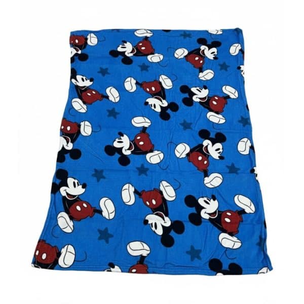 Frazada azul con Mickey Mouse y estrellas blancas y negras.