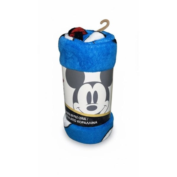 Toalla de playa con Mickey Mouse y toallas de colores en la parte superior.