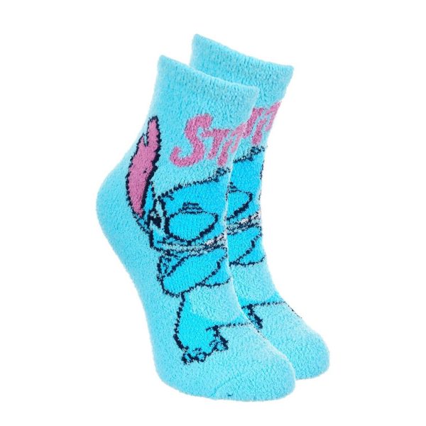 Calcetines azules con diseño de personajes y texto en rosa y negro.