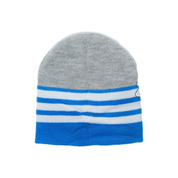 Gorro de lana gris y azul con rayas blancas y azules.
