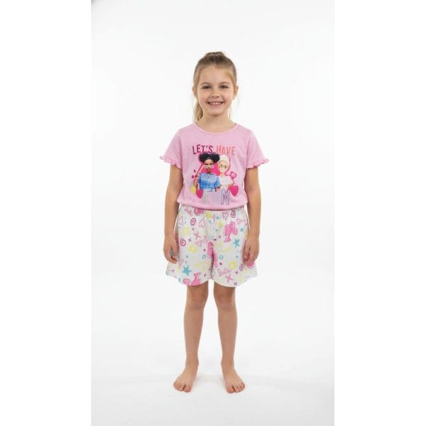 Niña con pijama rosa y pantalones cortos con dibujos coloridos.