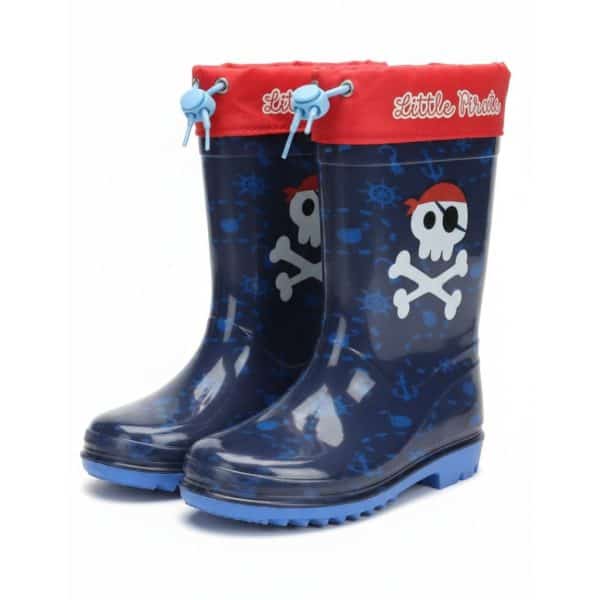 Botas de lluvia infantiles con calavera y ancla en azul y rojo.