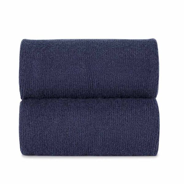 Funda de sofá azul marino de tejido resistente y cómodo.
