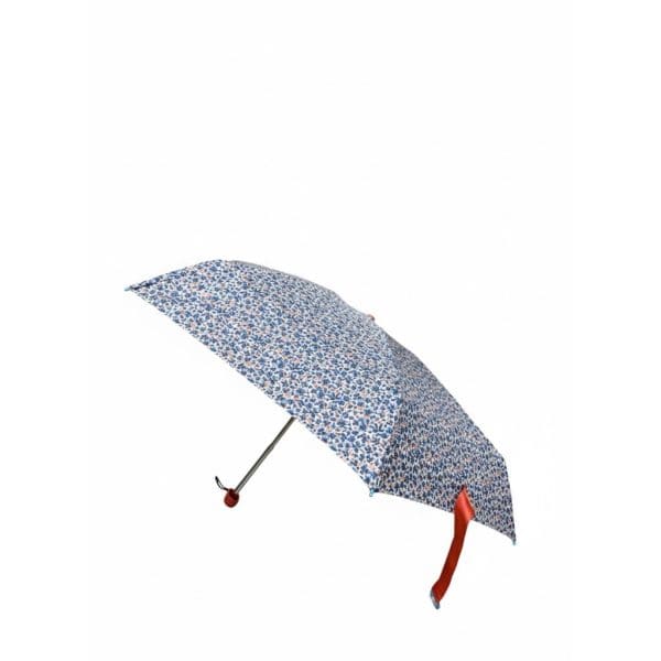 Sombrilla de tela con diseño floral en tonos azules y rojos.
