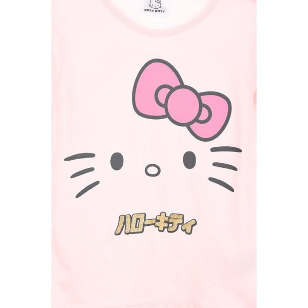 Camiseta rosa con diseño de Hello Kitty y texto en japonés.
