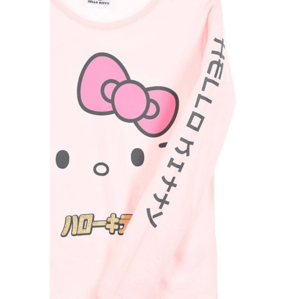 Sudadera rosa con diseño de Hello Kitty y texto en japonés en la manga.