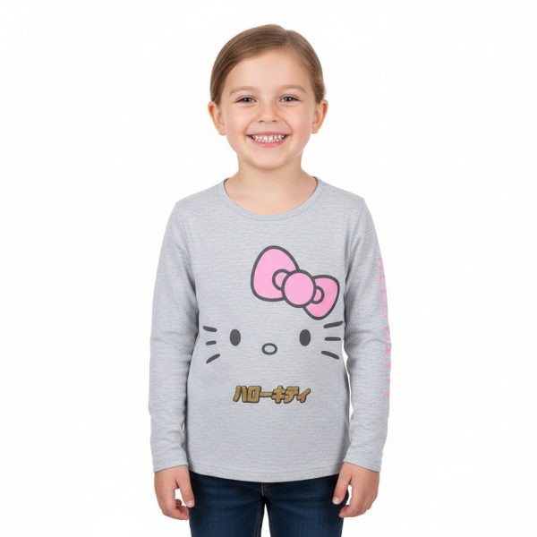 Niña con sudadera de Hello Kitty en fondo blanco.